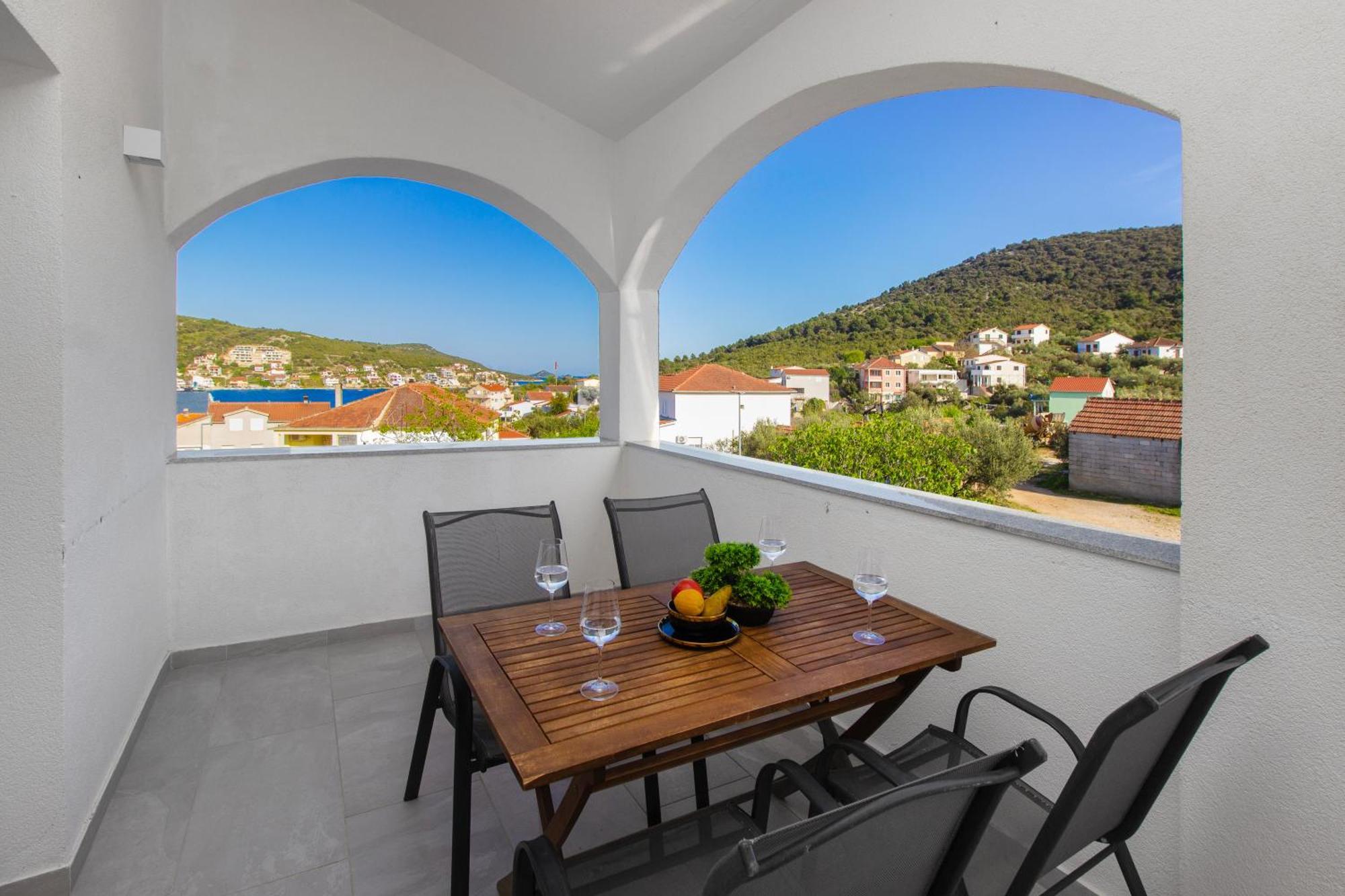 Villa Dalmatian Child With Swimming Pool, Close To The Beach Vinišće Exterior foto