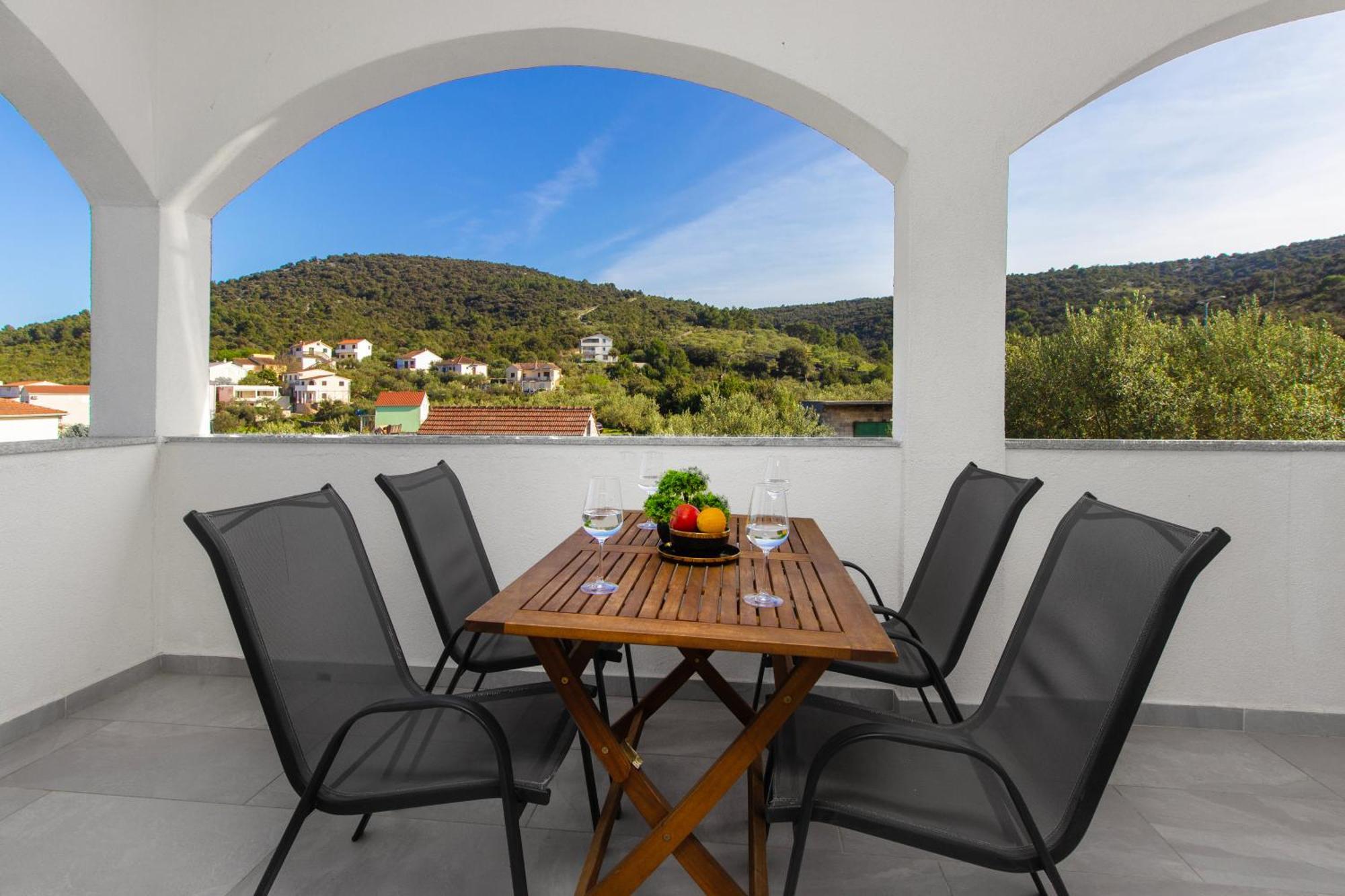 Villa Dalmatian Child With Swimming Pool, Close To The Beach Vinišće Exterior foto
